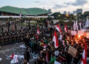 Gelombang Unjuk Rasa Memanas: Ribuan Massa Masih Padati Gerbang Utama DPR RI Hingga Petang