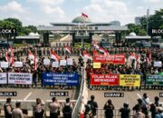Panggung Demokrasi di Senayan: Menelaah Ragam Suara dan Spektrum Tuntutan 4 Kelompok Massa dalam Aksi Unjuk Rasa di Depan Gedung DPR RI