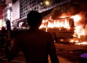 GEMPAR! Kantor Pemerintahan Mendadak Diserbu dan Dilempar Bom, Garasi Ludes Terbakar Bikin Gempar Media Sosial!