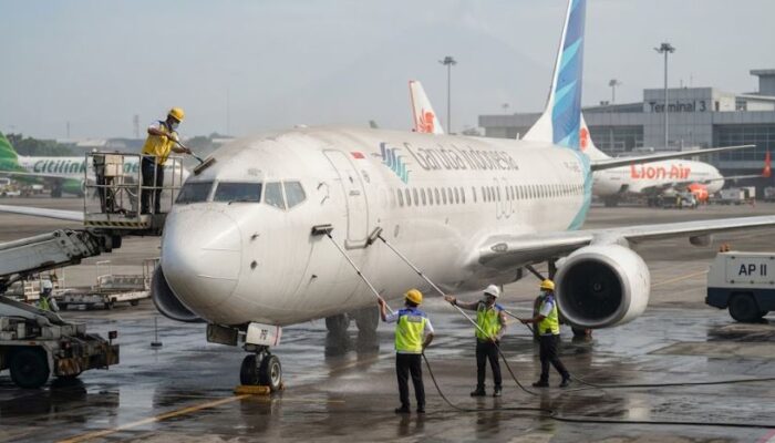 Petugas Mulai Bersihkan Pesawat di Bandara Soetta Akibat Abu Vulkanik