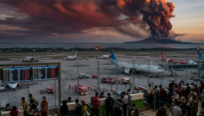 Erupsi Dahsyat Anak KRAKATAU Lumpuhkan BANDARA SOEKARNO HATTA Nasib Penerbangan Diujung Tanduk