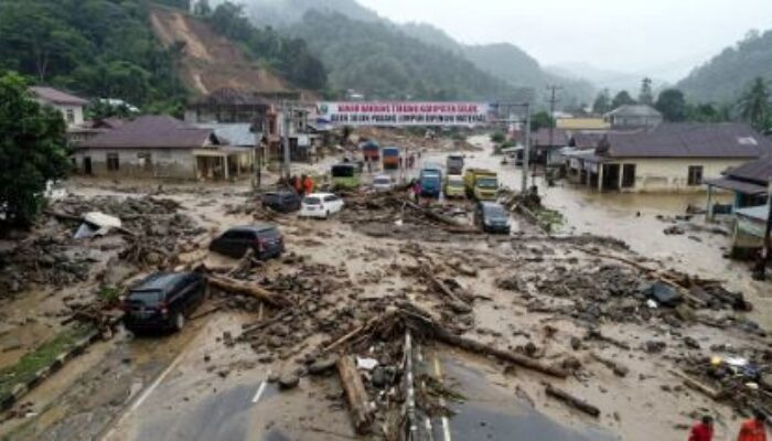 Banjir Bandang Terjang Kabupaten Solok, Jalur Solok-Padang Lumpuh Dipenuhi Material