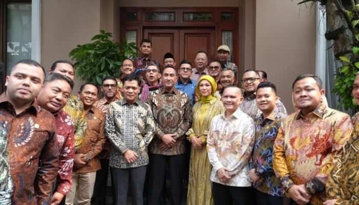 Komisi III DPR Kunjungi Kediaman Kapolri Jenderal Suyudi, Tegaskan Dukungan Pembenahan Institusi Polri